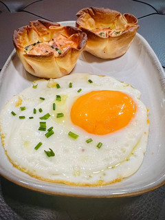 Una foto de Desayuno: tartaletas de bacon y queso con huevo frito