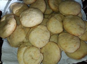 Una foto de Bizcochos tipo escones, para el mate, copetin o cumple de chicos