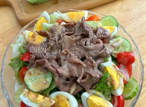 Hình của món Salad Sốt Mè Rang Bò Trứng.