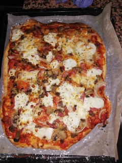 Una foto de Pizza con burrata