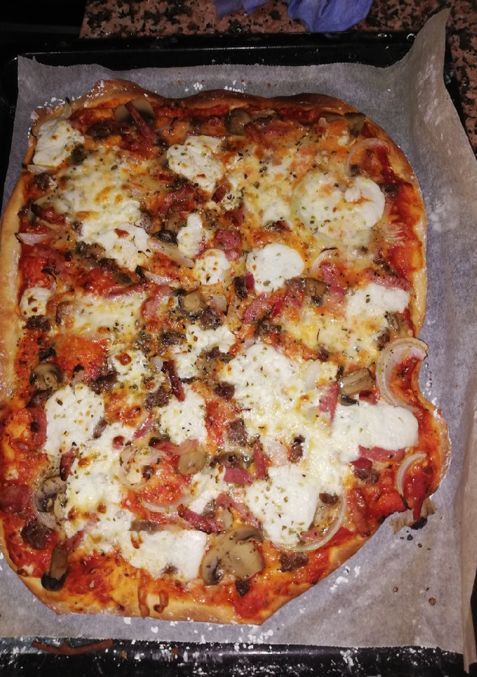 Una foto de Pizza con burrata