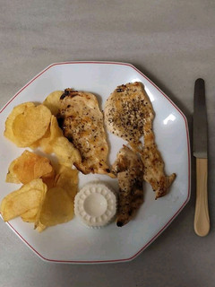 Una foto de Pollo con patatas chips y queso Fresco