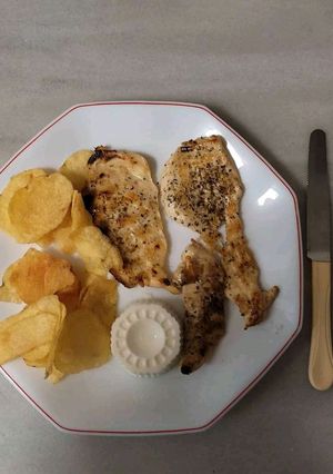 Una foto de Pollo con patatas chips y queso Fresco