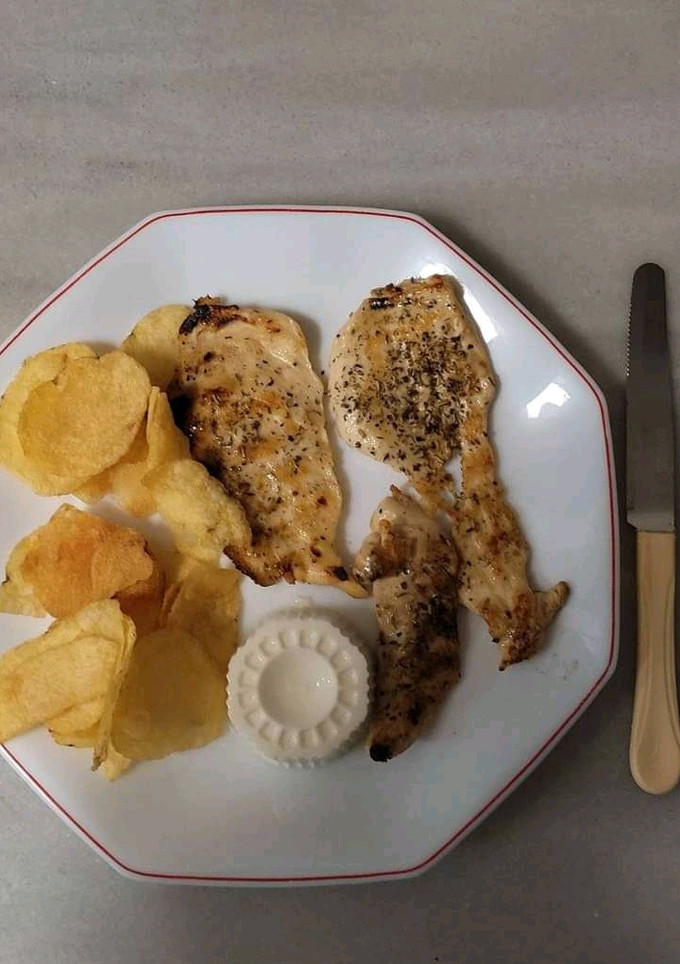 Una foto de Pollo con patatas chips y queso Fresco