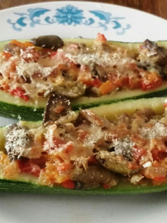 Una foto de Zapallitos italianos rellenos con aceituna y champiñones