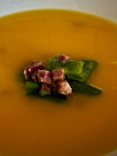 Una foto de Crema de calabaza con judías verdes y jamón