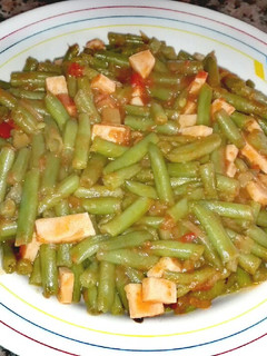 Una foto de Judías verdes con fritada, pavo y gambas