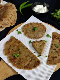 ફરાળી આલુ પરાઠા (Farali Aloo Paratha Recipe In Gujarati) રેસીપી મુખ્ય ફોટો