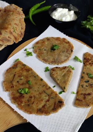 ફરાળી આલુ પરાઠા (Farali Aloo Paratha Recipe In Gujarati) રેસીપી મુખ્ય ફોટો