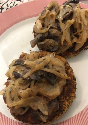 Una foto de Hamburguesa de lentejas con cebollas caramelizadas