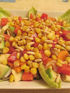 Una foto de Ensalada de endibias conmaíz, aguacate y zanahoria- veggie