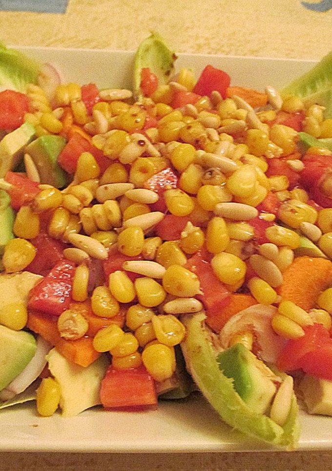 Una foto de Ensalada de endibias conmaíz, aguacate y zanahoria- veggie