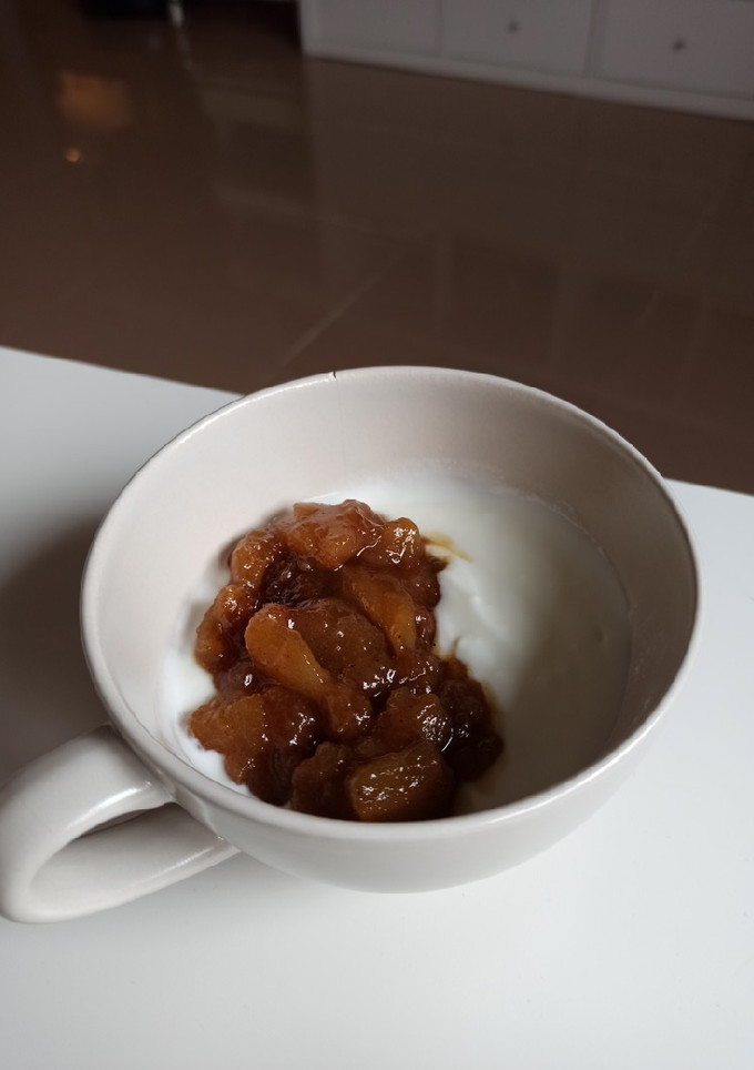 Una foto de Yogur con compota de pera