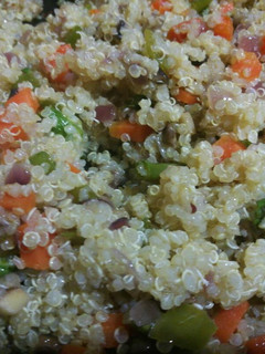 Una foto de Quinoa con verduras