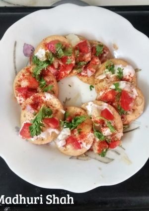 चटपटी दहीपुरी (Dahipuri Recipe In Marathi) रेसिपी चे मुख्य फोटो 