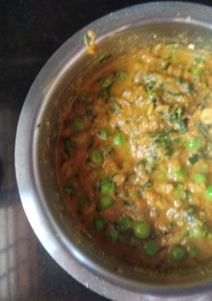 A picture of Methi matar malai.