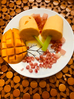 मॅंगो कुल्फी (mango kulfi recipe in marathi) रेसिपी चे मुख्य फोटो