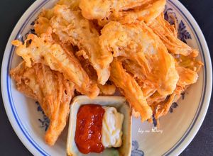 Hình của món Nấm kim châm chiên giòn.