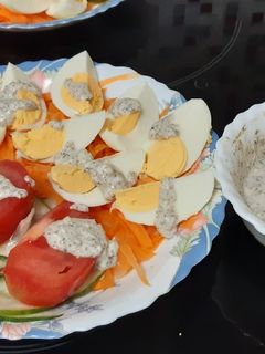 Una foto de Huevos en ensalada con salsa de yogur