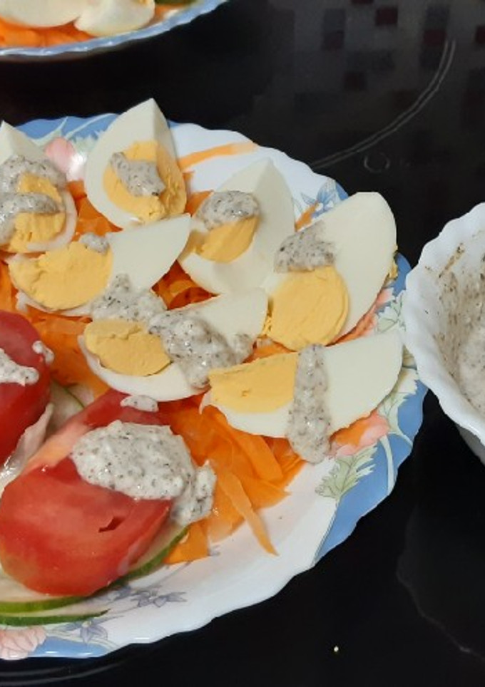 Una foto de Huevos en ensalada con salsa de yogur