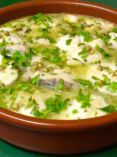 Foto principal de Cazuela de pescadilla en salsa verde con guisantes