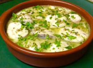 Foto principal de Cazuela de pescadilla en salsa verde con guisantes