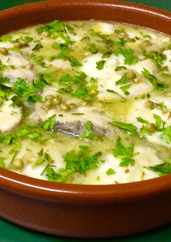 Una foto de Cazuela de pescadilla en salsa verde con guisantes