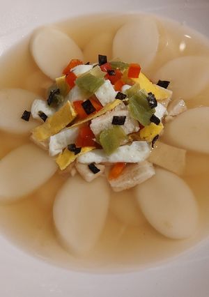 Une photo de Tteokguk au poulet