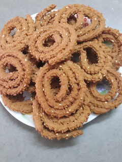 ચકરી(Chakri Recipe in Gujarati) રેસીપી મુખ્ય ફોટો