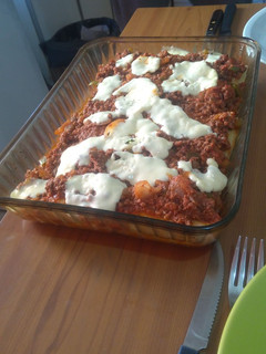 Una foto de Canelones de acelga, cebolla y jamón con salsa boloñesa