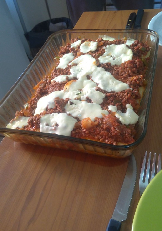 Una foto de Canelones de acelga, cebolla y jamón con salsa boloñesa
