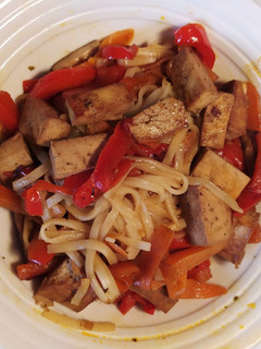 Una foto de Tallarines de arroz con tofu