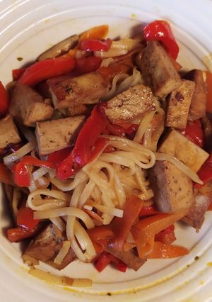 Una foto de Tallarines de arroz con tofu
