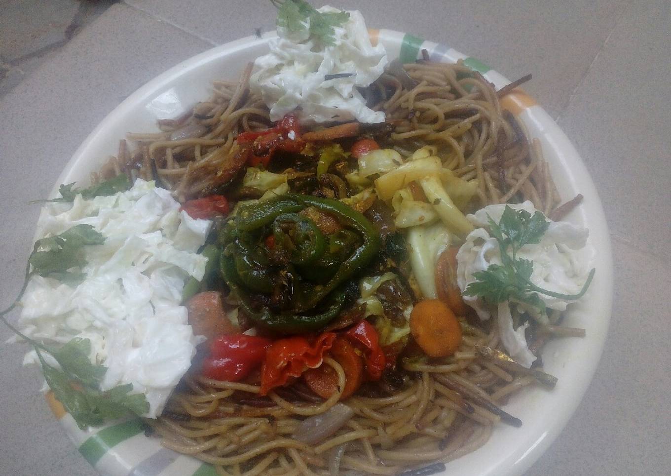Onionspa with vegetable sauce and coslaw