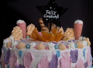 Una foto de Birthday cake con relleno de compota de carambola