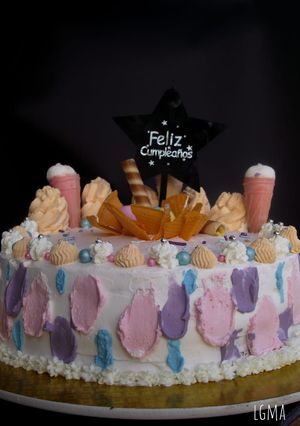 Una foto de Birthday cake con relleno de compota de carambola
