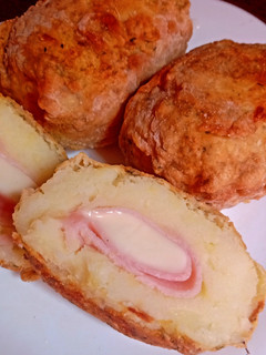 Una foto de Bomba de papa rellena de jamón y queso