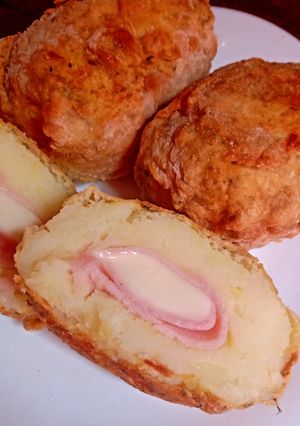 Una foto de Bomba de papa rellena de jamón y queso