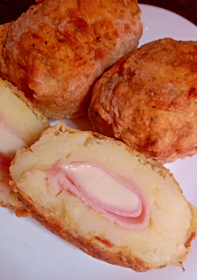 Una foto de Bomba de papa rellena de jamón y queso