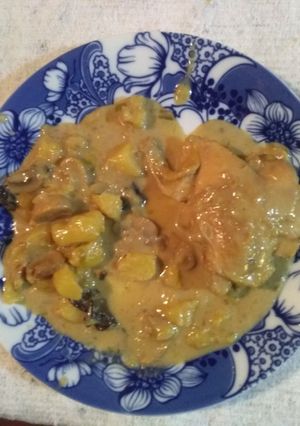 Una foto de Pollo a la crema con champiñones y hongos de pino