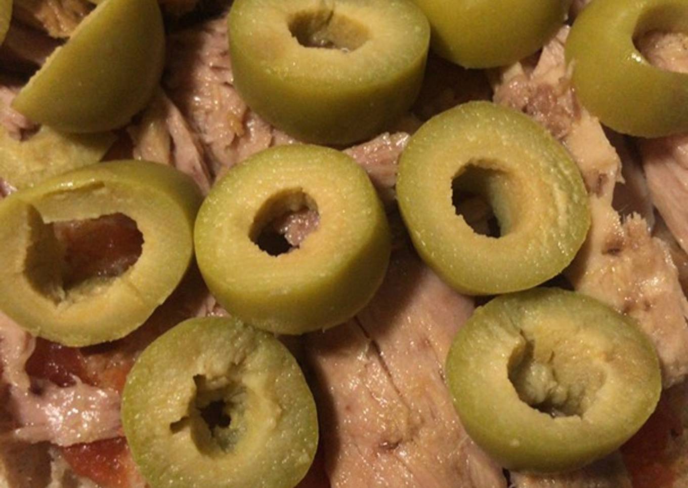 Bocadillo de melva preparada con tomate y aceitunas