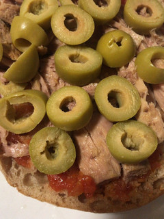 Una foto de Bocadillo de melva preparada con tomate y aceitunas
