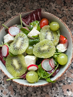 Foto di Insalata con kiwi,uva e feta