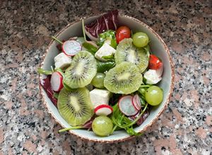 Foto di Insalata con kiwi,uva e feta