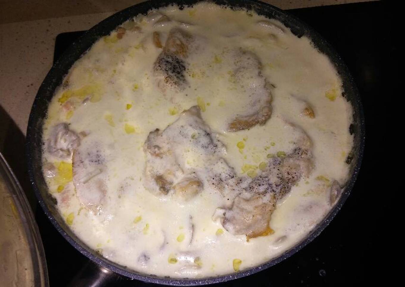 Filetes de pollo (pechuga) con nata, champiñones y bacon