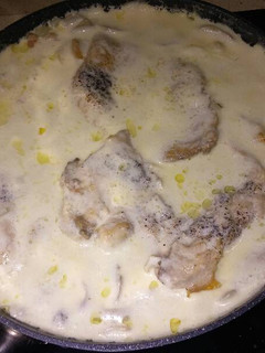 Una foto de Filetes de pollo (pechuga) con nata, champiñones y bacon