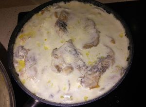 Foto principal de Filetes de pollo (pechuga) con nata, champiñones y bacon
