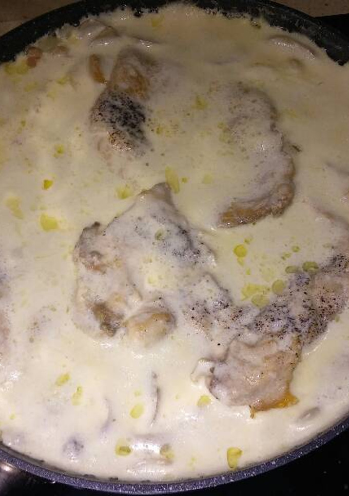Una foto de Filetes de pollo (pechuga) con nata, champiñones y bacon