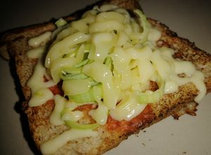 Una foto de Tostada pizza con puerro