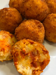 Una foto de Bolitas de patata y sobrasada